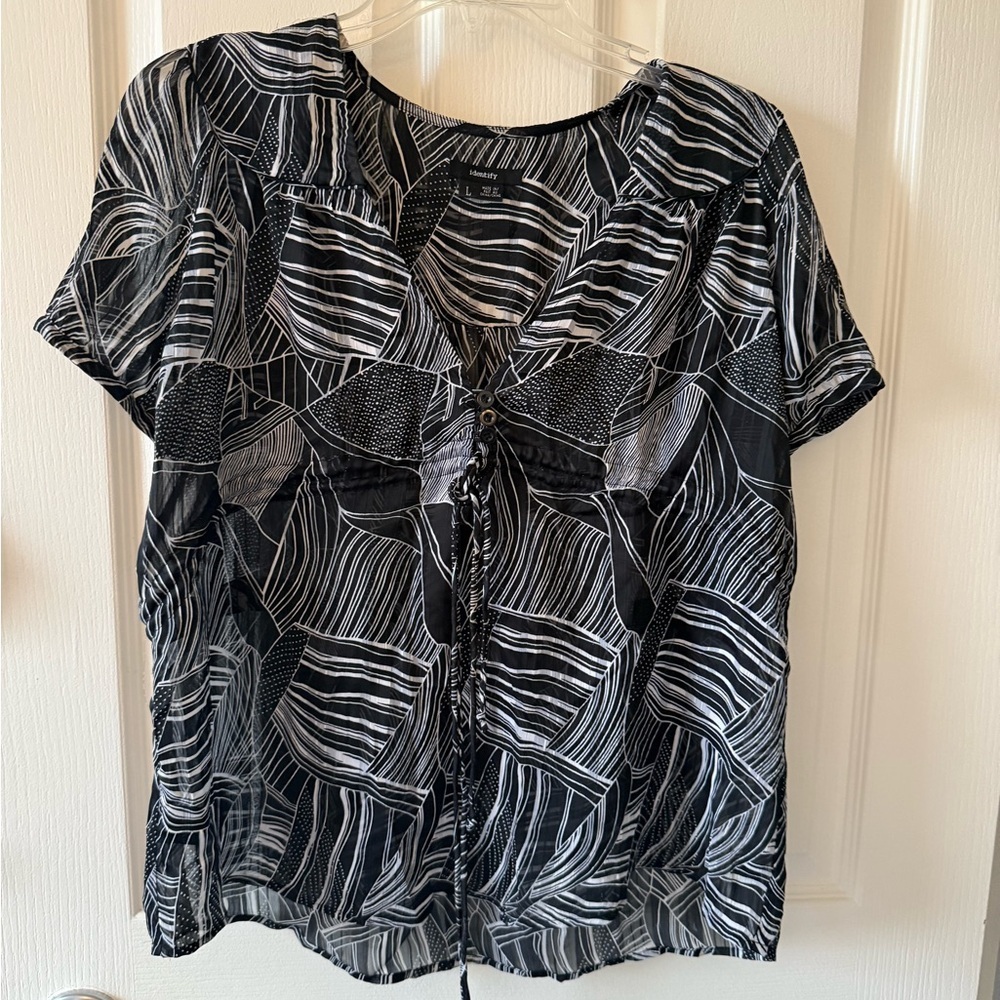 Identify Black and White Geometric Print Women's Blouse Size Large